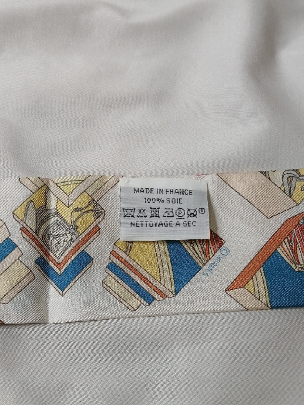 Hermes Springs Springs White Silk Twilly with Red, Blue and Tan Accents - Picture 4 of 4